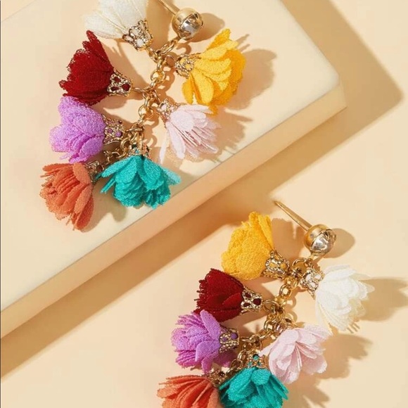 🔥3/$20🔥Layered Flower Floral Drop Earrings - Picture 3 of 4